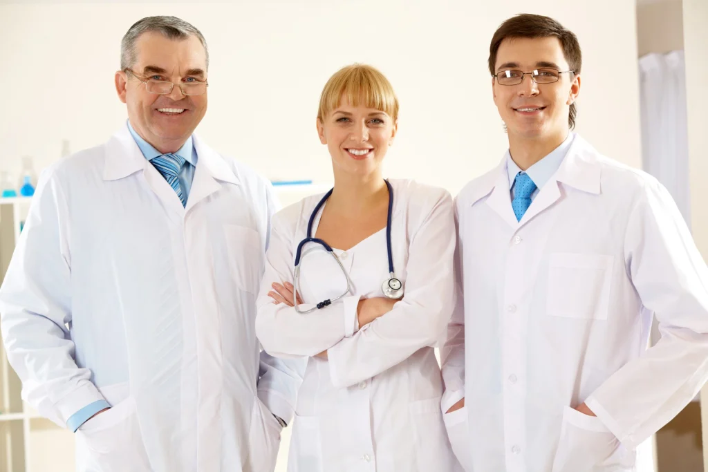 Equipe médica em ambiente clínico, representando a solidez institucional e o padrão de atendimento do Plano Executivo Porto Seguro Saúde.
