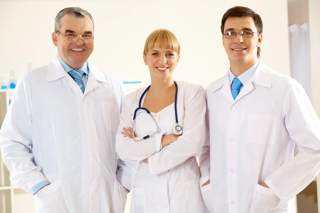 Equipe médica da Porto Seguro Saúde em ambiente clínico, representando solidez, confiança e qualidade no atendimento em saúde